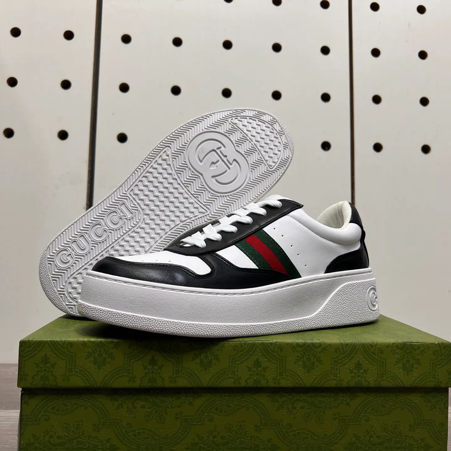 Factory price: 400💰Gucci original quality.~ Unique modern style sneakers. 🏃A must-have casual shoe for trendy men😍😍 Imported cowhide, sheepskin foot pads (refuse to discolor and grind feet) soles: Original soles specially provided by the original factory, French lazy style design ⚠️Fit to the feet, original quality, super comfortable original soles. Just like shooting the real thing 🎬The real thing is better, high-quality sneakers, size: 38-44 (45 and 46 can be customized)